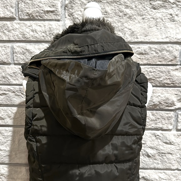 Puffer vest with fur neck and hidden hood - Picture 4 of 6